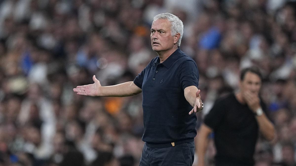 Mourinho, durante el partido entre el Real Madrid y el Rayo Vallecano.