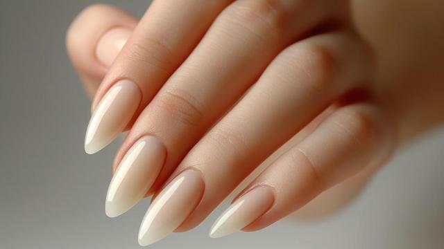 Uñas con una manicura en color nude.