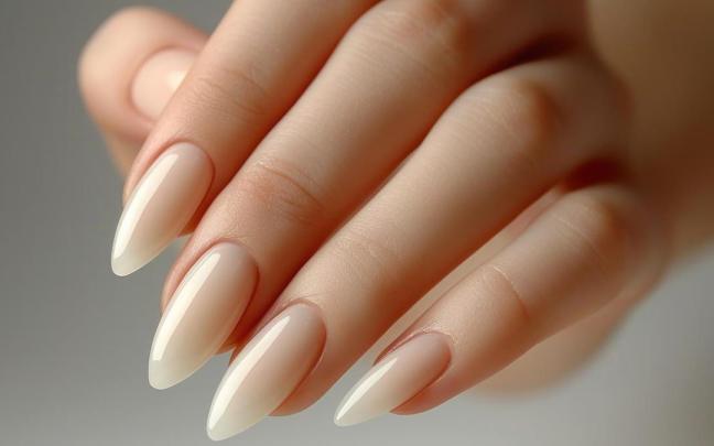 Uñas con una manicura en color nude.