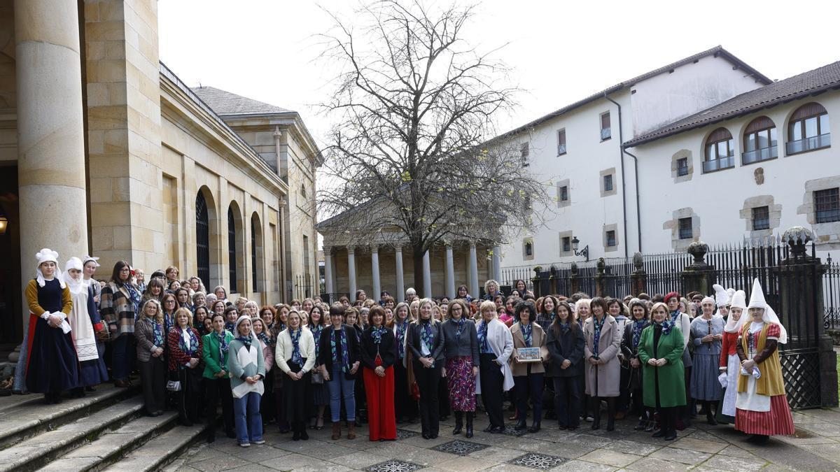 Foto de familia del VIII Asamblea de Mujeres Electas de Bizkaia en la que Eudel ha hecho público su declaración por el 8M.