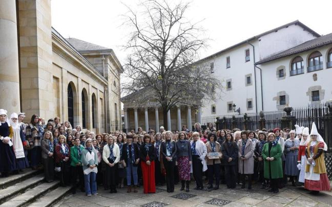 Foto de familia del VIII Asamblea de Mujeres Electas de Bizkaia en la que Eudel ha hecho público su declaración por el 8M. / Miguel Toña Foto de familia del VIII Asamblea de Mujeres Electas de Bizkaia en la que Eudel ha hecho público su declaración por el 8M.