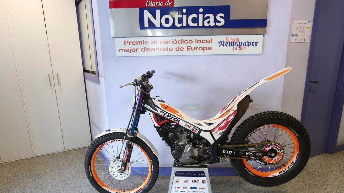 La moto de Toni Bou, en la redacción de DIARIO DE NOTICIAS.