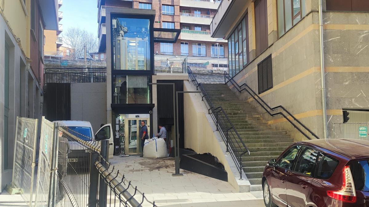 Últimos detalles de la puesta a punto del ascensor de cara a su entrada en funcionamiento a lo largo de la jornada del martes