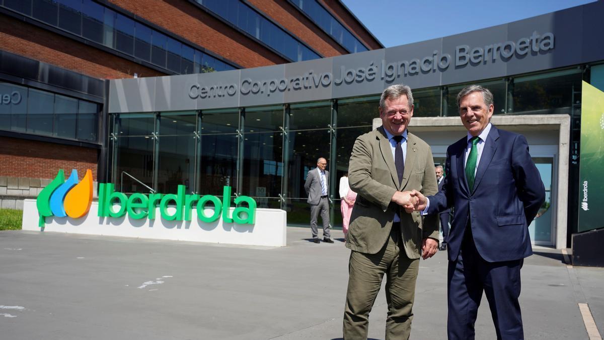 Bingen Zupiria saluda a Asís Canales, director de Servicios y Recursos de Iberdrola.