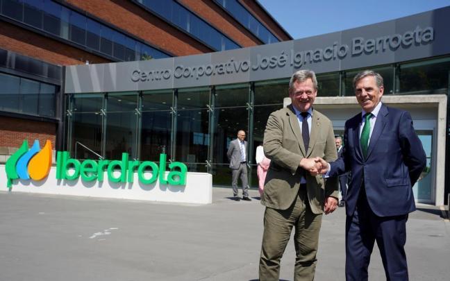 Bingen Zupiria saluda a Asís Canales, director de Servicios y Recursos de Iberdrola.