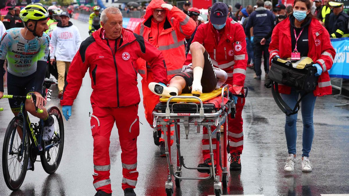 Los sanitarios llevan en camilla a Vendrame