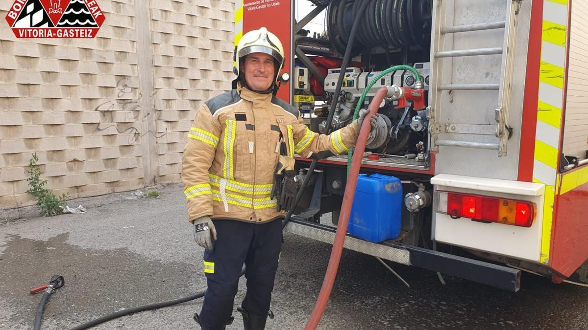 Tras 29 años al pie del cañón y trabajando en una profesión de riesgo, el bombero de Vitoria Aitor López de Lacalle se jubila