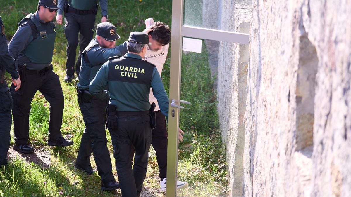 El detenido, custodiado por agentes de la Guardia Civil