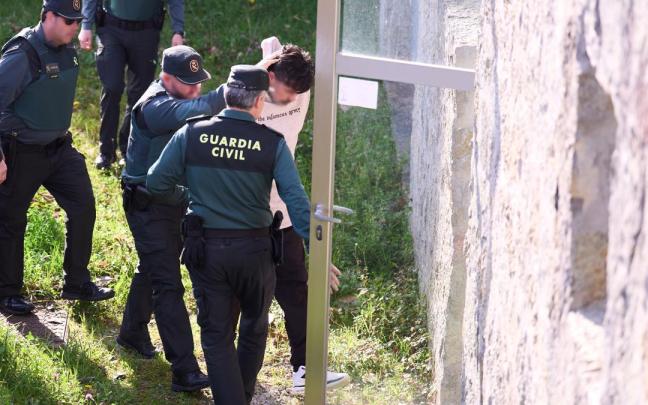 El detenido, custodiado por agentes de la Guardia Civil