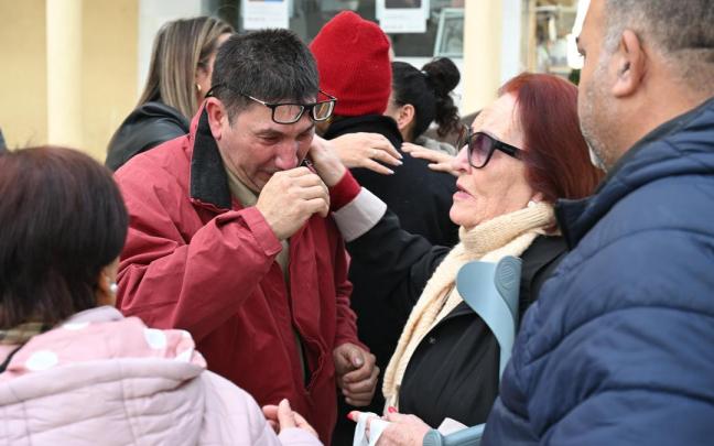 El abuelo del niño fallecido es consolado por varias personas.