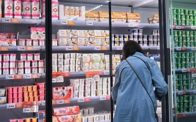 Sección de lácteos, supermercado.