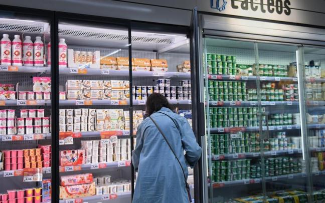 Sección de lácteos, supermercado.