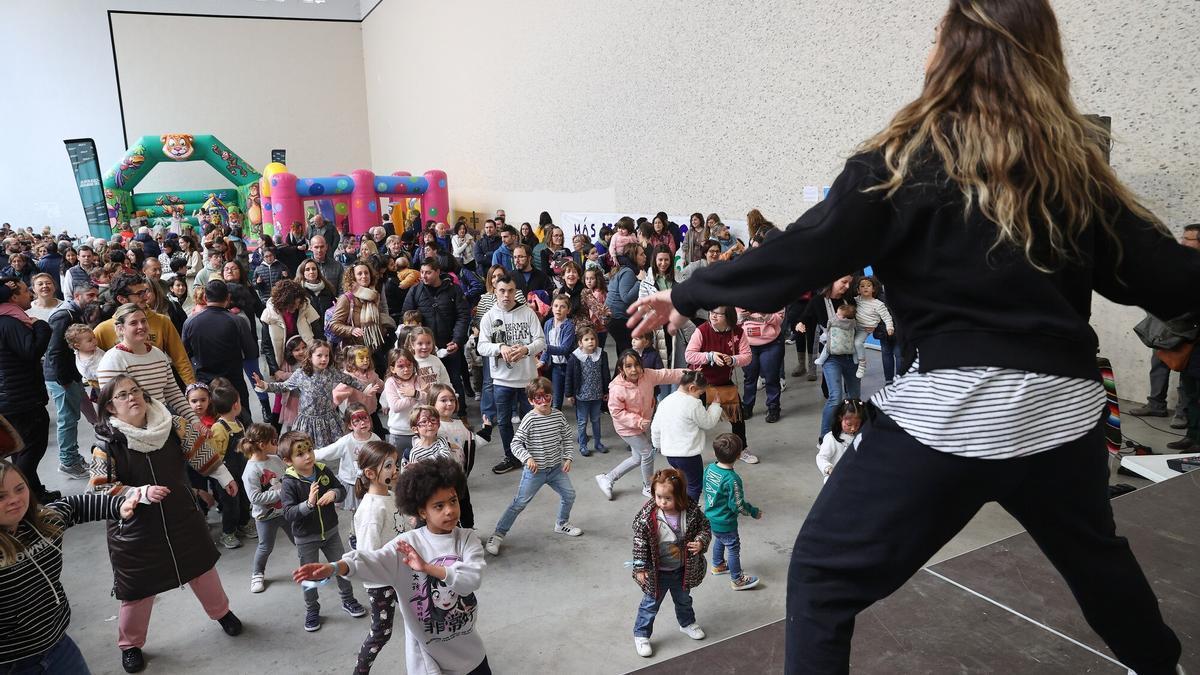 Carol Díaz Gallego imparte una sesión de zumba en el frontón López, en el barrio de Iturrama.