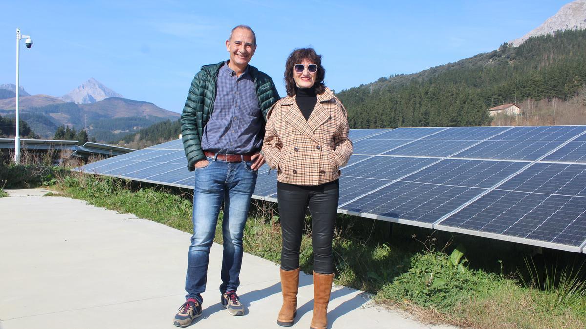 Iñaki Aranburu y Maite Iturbe, miembros del Consejo Rector de Ekiola, en la instalación fotovoltaica que abastece a sus usuarios desde el pasado julio.