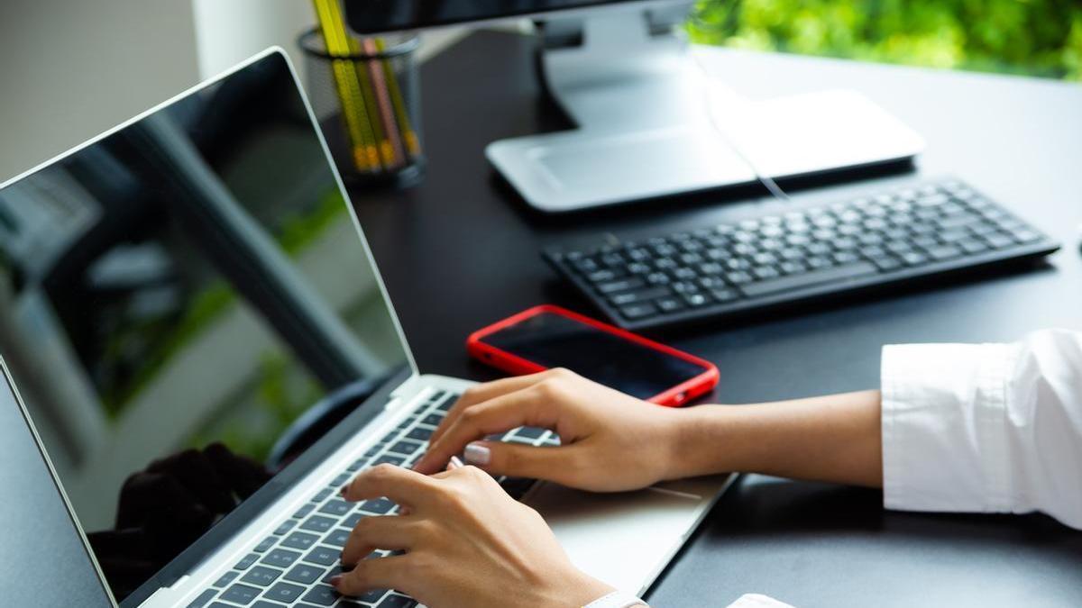 Lorente recomienda hacer la solicitud por escrito, preferiblemente a través de un correo electrónico, para que quede constancia de la comunicación.