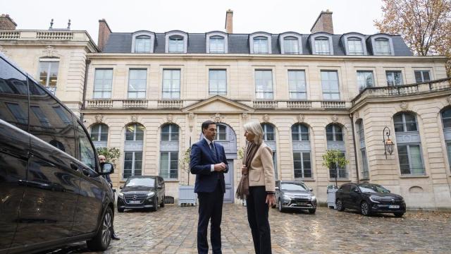 El lehendakari, Imanol Pradales, saluda a la ministra francesa del Mar y la Pesca, Catherine Chabauda.