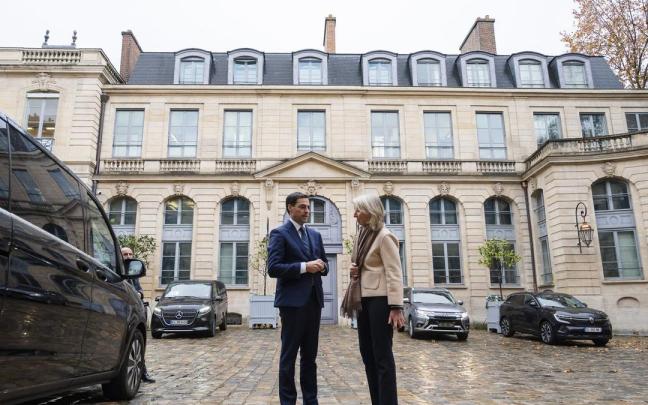 El lehendakari, Imanol Pradales, saluda a la ministra francesa del Mar y la Pesca, Catherine Chabauda.