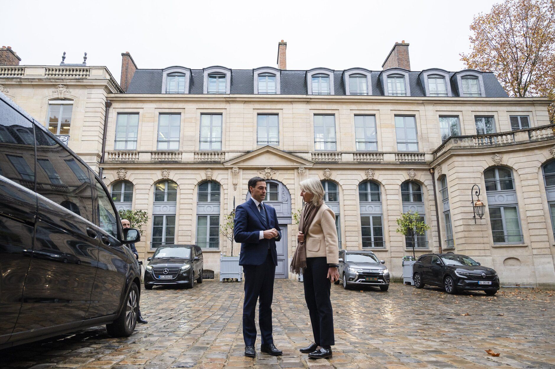 El lehendakari, Imanol Pradales, saluda a la ministra francesa del Mar y la Pesca, Catherine Chabauda.