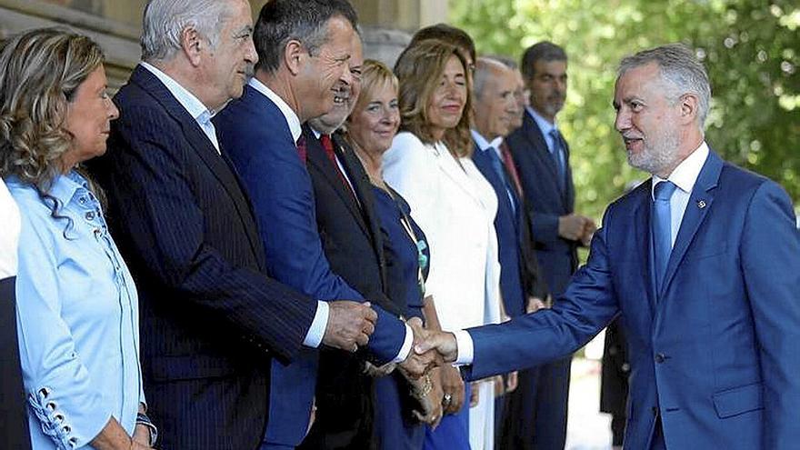 El lehendakari, Iñigo Urkullu, saluda a su equipo en el anterior Consejo de Gobierno de Miramar, el celebrado en 2022. | FOTO: JAVIER COLMENERO