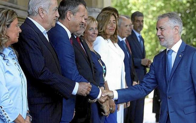 El lehendakari, Iñigo Urkullu, saluda a su equipo en el anterior Consejo de Gobierno de Miramar, el celebrado en 2022. | FOTO: JAVIER COLMENERO