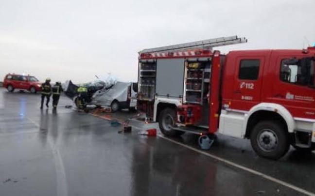 Bomberos junto a la furgoneta accidentada.