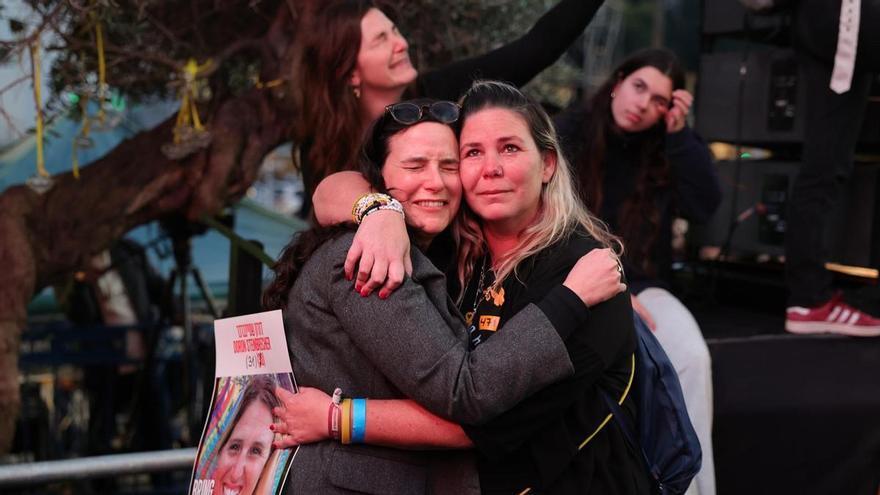 Aplausos y lágrimas en la plaza de los rehenes en Tel Aviv tras la liberación