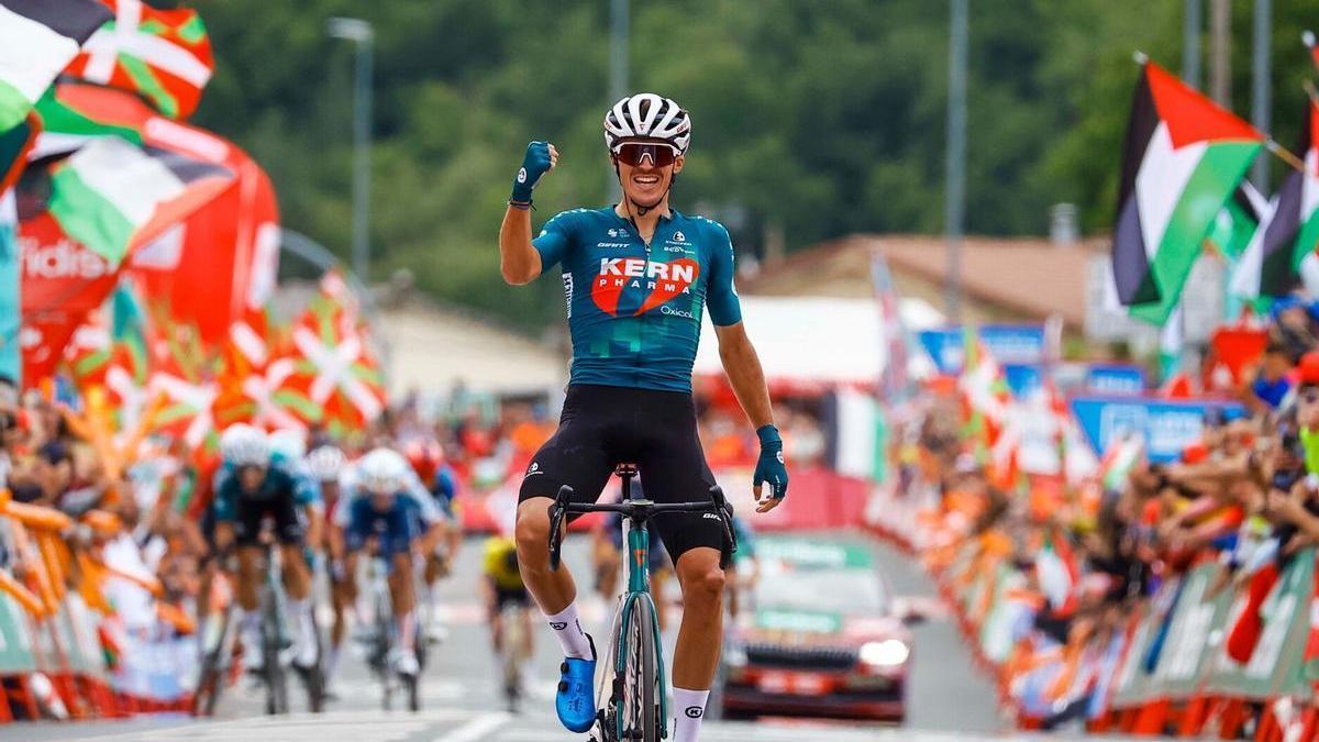 Urko Berrade cruzando la meta en su victoria en la 18ª etapa de la Vuelta.