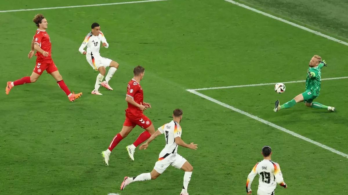 Partido entre Dinamarca y Alemania en la Eurocopa.