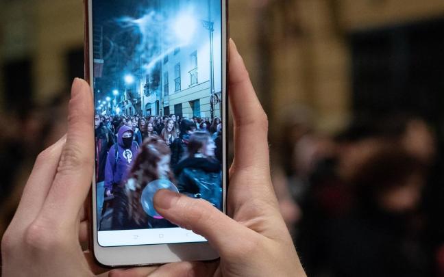 Manifestaci&oacute;n nocturna convocada por asociaciones feministas en Pamplona.