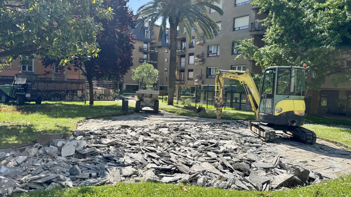 Maquinaria trabajando en la renovación de los caminos de Sanz Enea.
