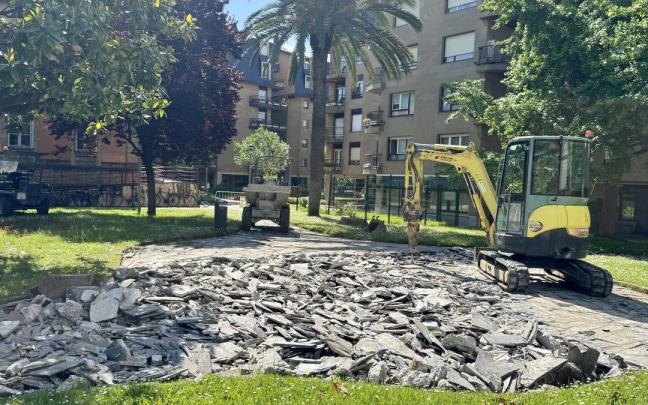 Maquinaria trabajando en la renovación de los caminos de Sanz Enea. / Zarauzko Udala Maquinaria trabajando en la renovación de los caminos de Sanz Enea.