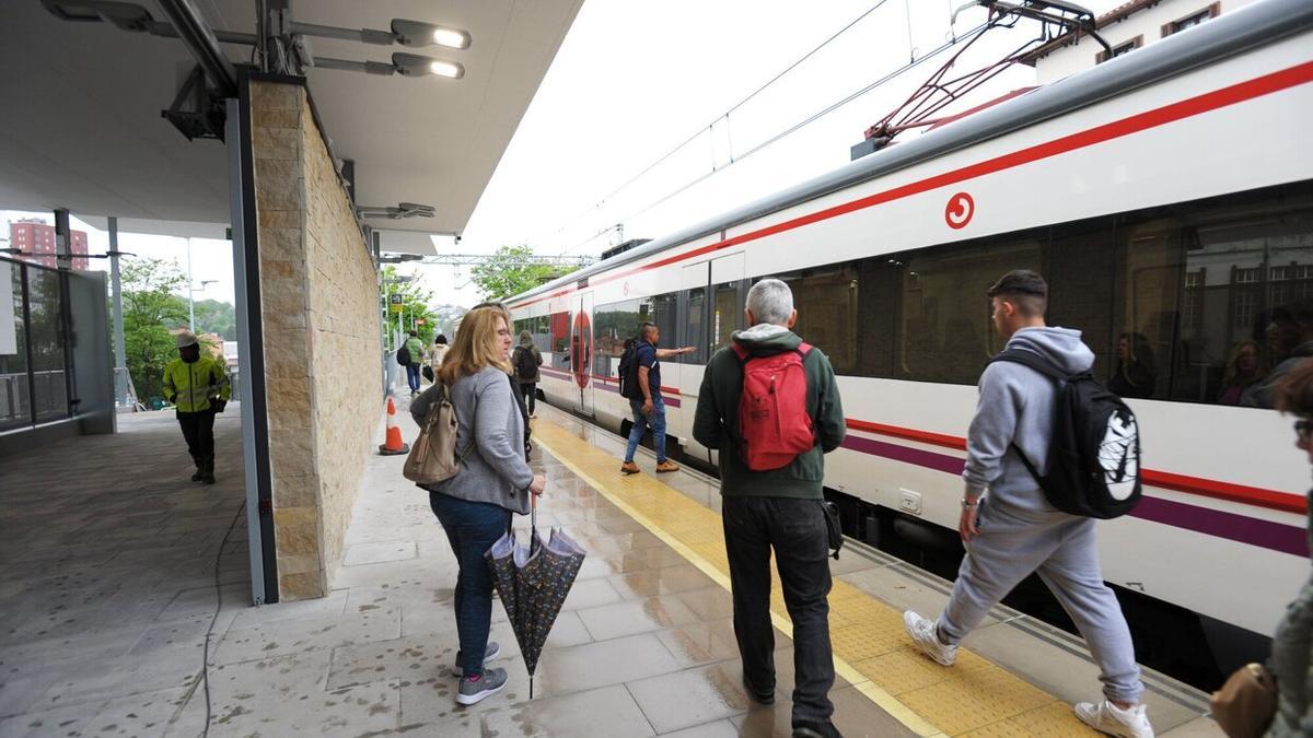 Renovado andén del apeadero de Renfe en Herrera.