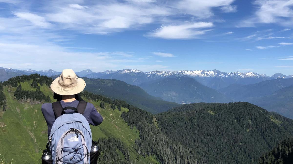 Un montañero lleva a su espalda una mochila de la marca North Face