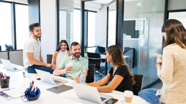 Trabajadores en la sala de reuniones
