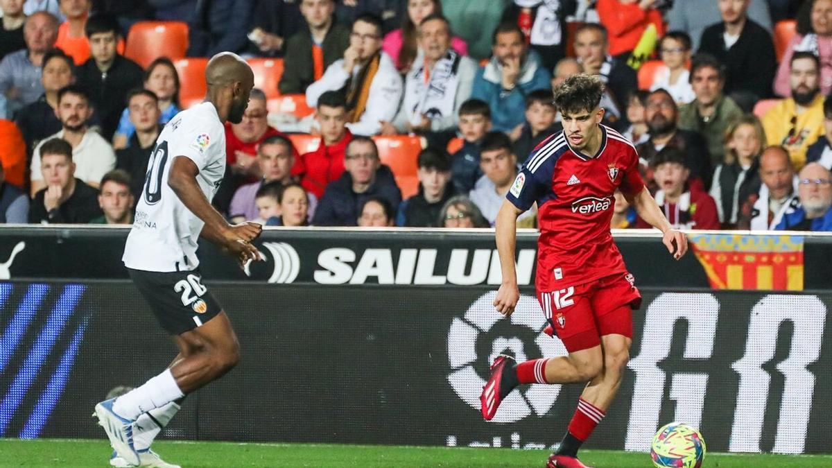 Abde encara a Foulquier durante el Valencia-Osasuna del pasado sábado.