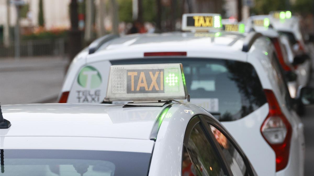 Taxis en el centro de Sevilla.