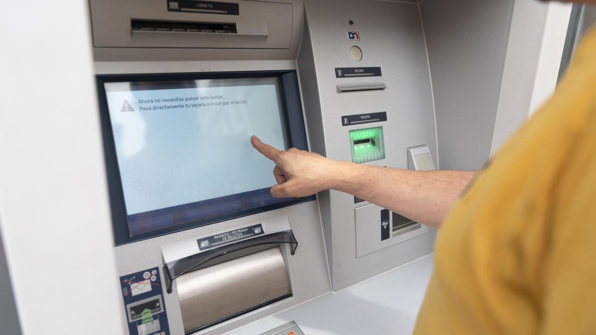 Un hombre utiliza un cajero automático