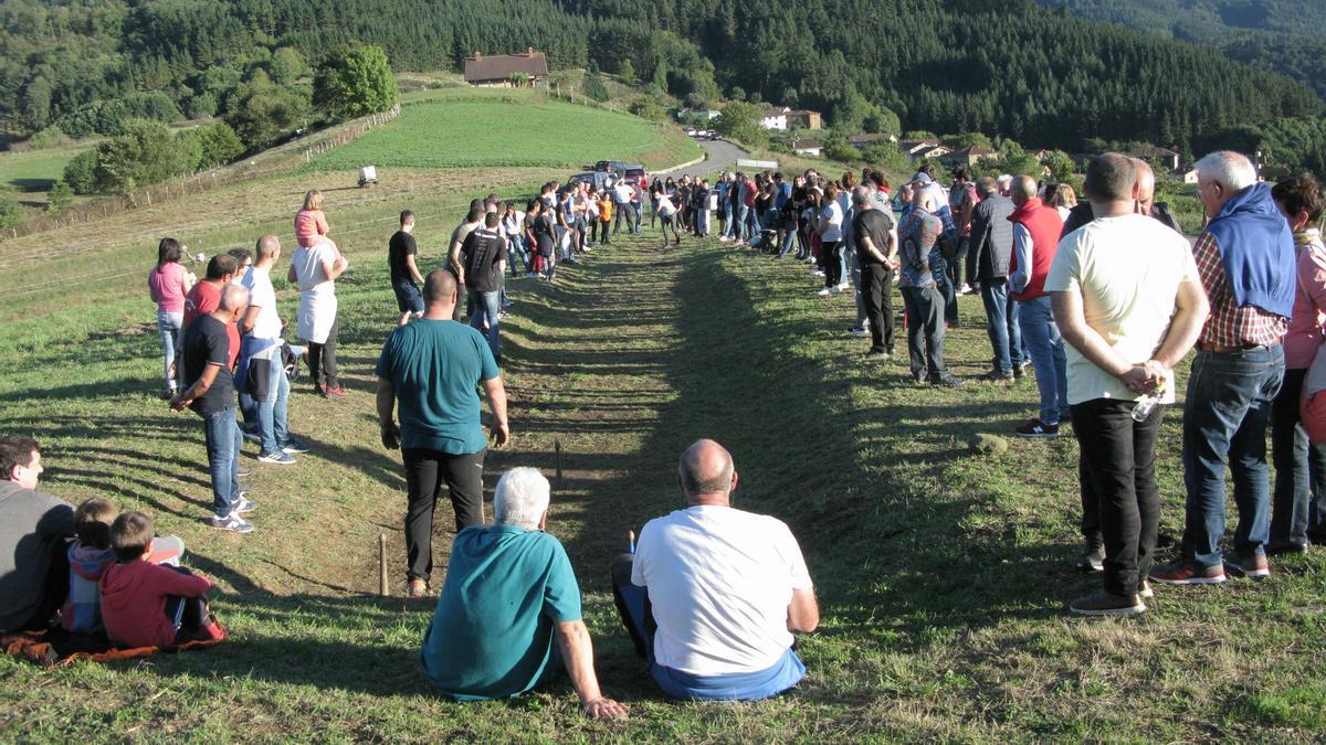 El campeonato de bolos que enfrenta a las siete cofradías de Zeanuri tiene mucha aceptación de público
