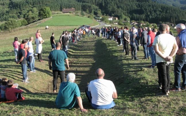 El campeonato de bolos que enfrenta a las siete cofradías de Zeanuri tiene mucha aceptación de público