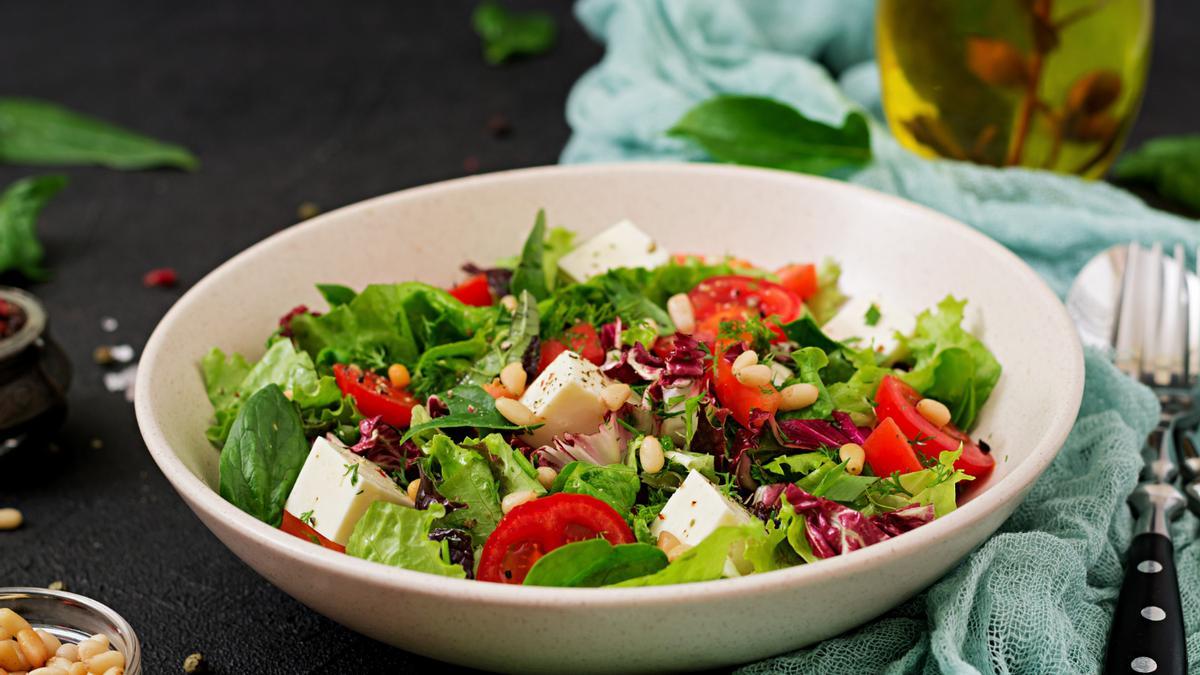 Ciertos productos pueden estropear las propiedades saludables de la ensalada
