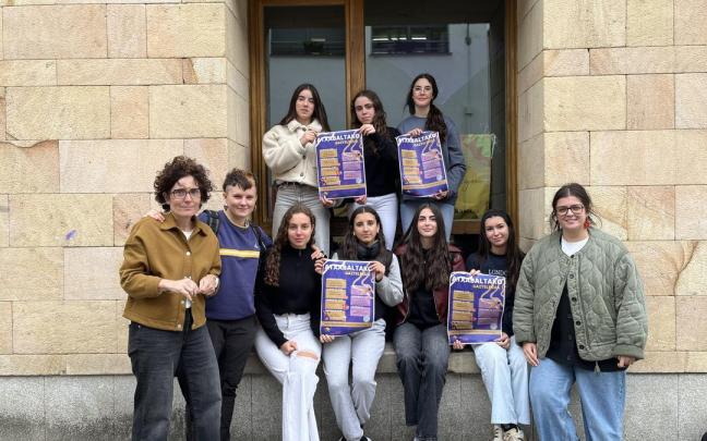 Aretxabaletarras que viajaron a Polonia y han diseñado el programa de actividades para el gazteleku, con la técnica de Juventud, Maider Etxaniz, y la edil Ainhoa Sánchez.