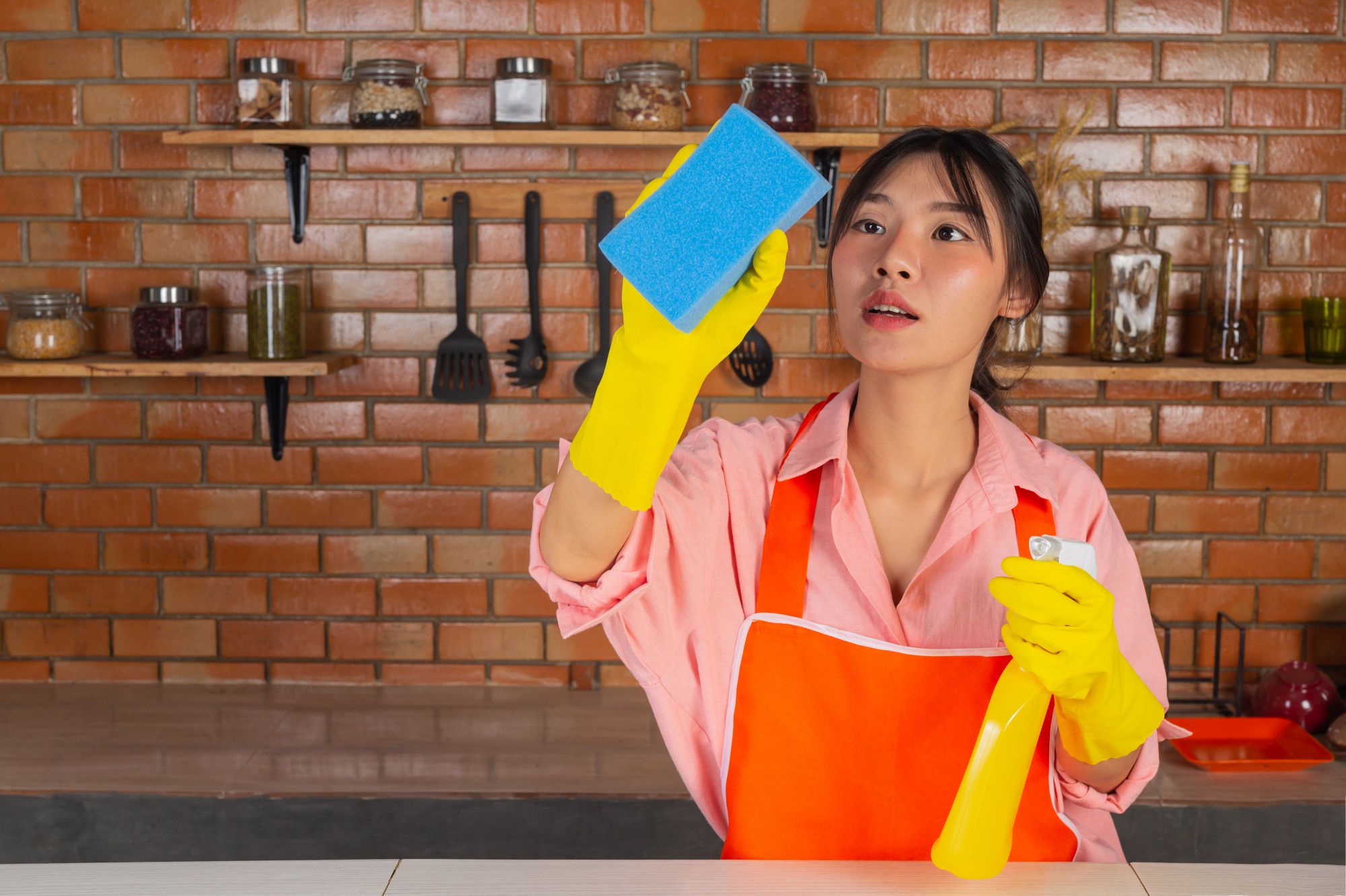 Una mujer japonesa realiza labores de limpieza en la cocina.