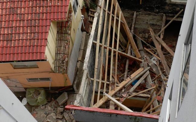 Restos de la pared de un edificio que se ha derrumbado