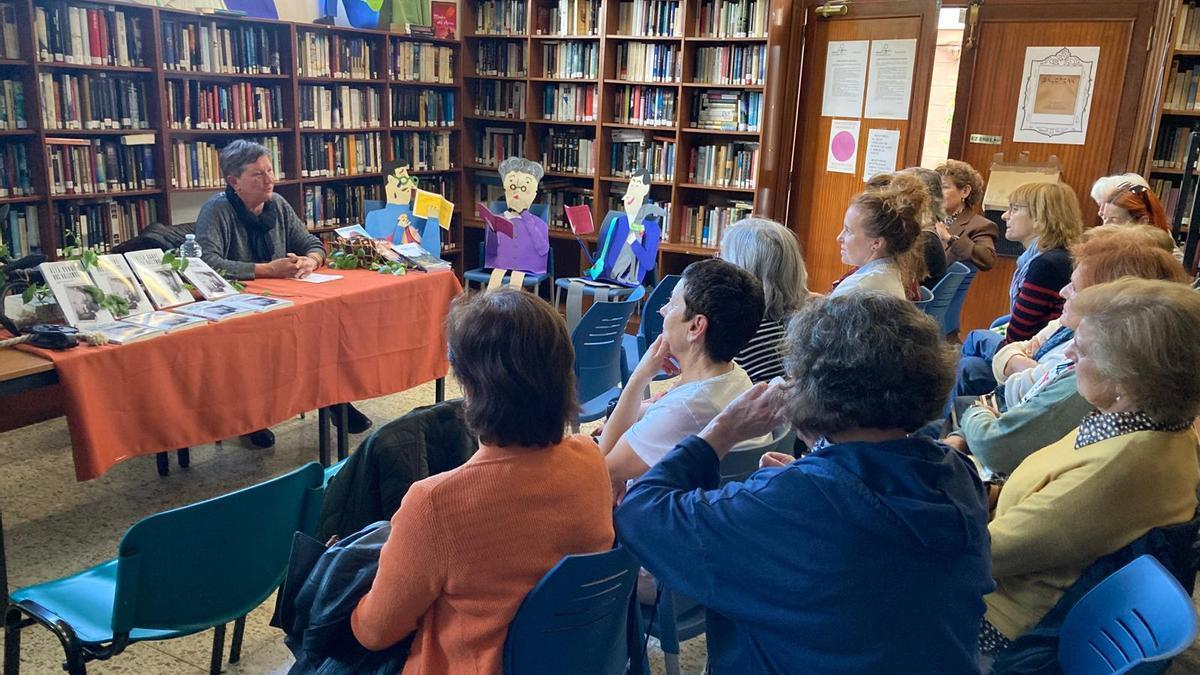 Foto de la presentación de un libro celebrada previamente en la biblioteca Dunboa de Irun.