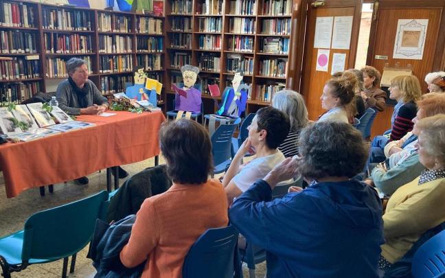 Foto de la presentación de un libro celebrada previamente en la biblioteca Dunboa de Irun.