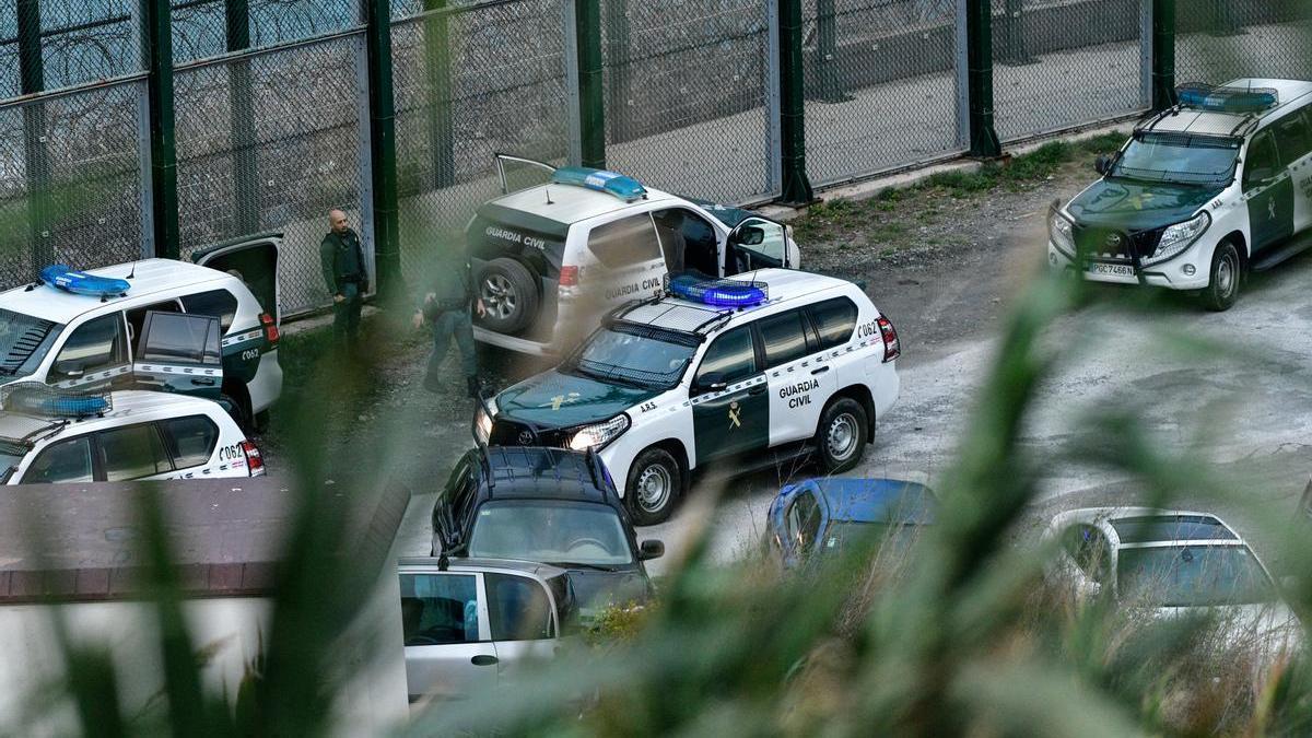 Agentes de la Guardia Civil junto a la valla fronteriza en Ceuta.