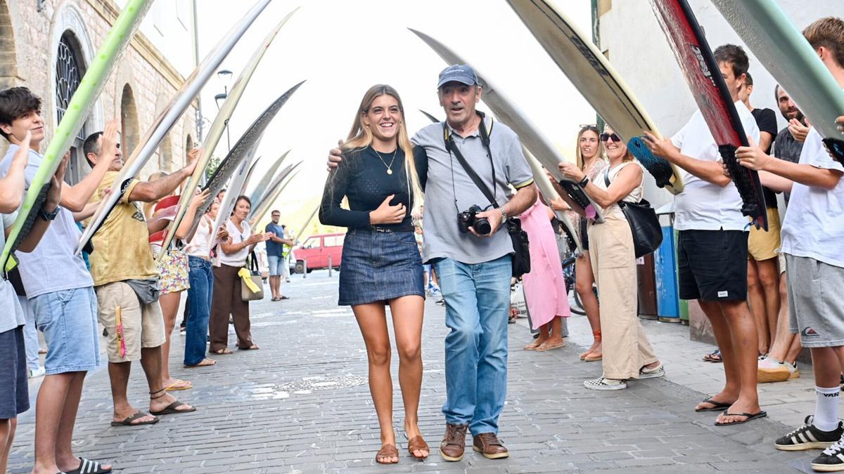 Janire González-Etxabarri, llega al homenaje en la Cofradía con su abuelo.