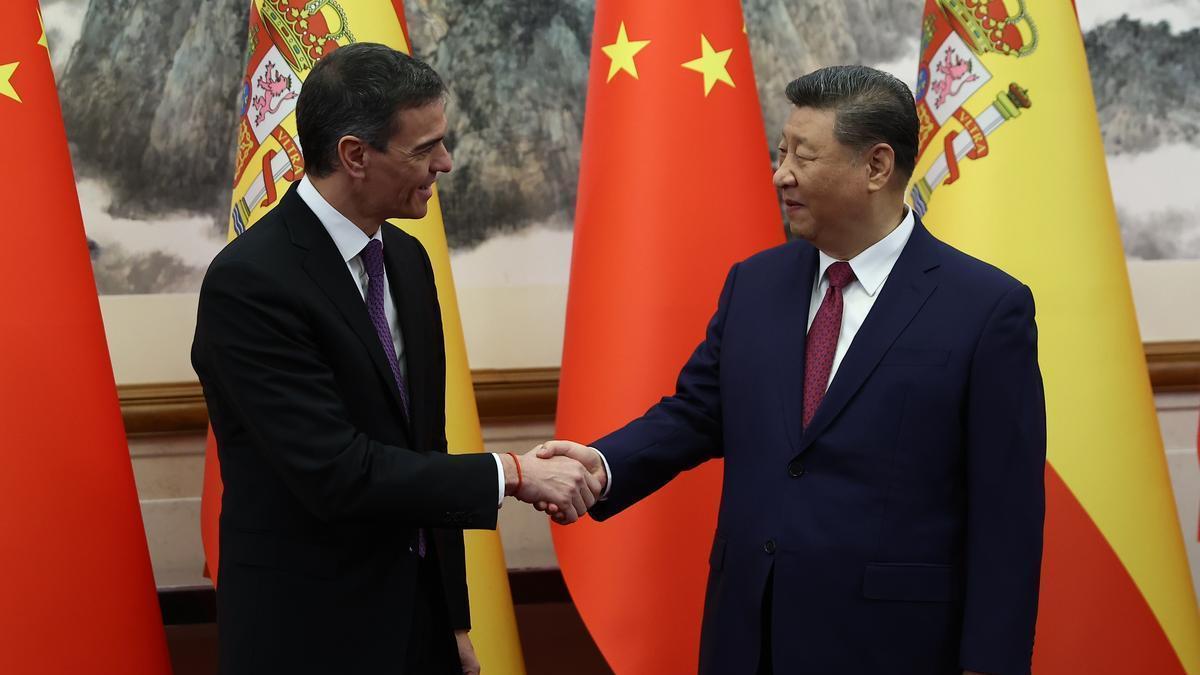 El presidente del Gobierno español, Pedro Sánchez, saluda con una gran sonrisa al líder máximo de China, Xi Jinping