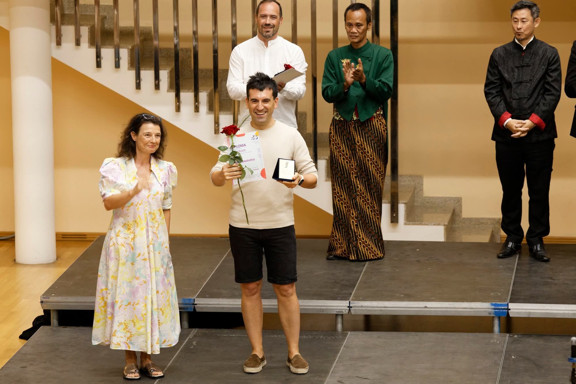 El director del coro, Aitor Biain, recogiendo el premio.