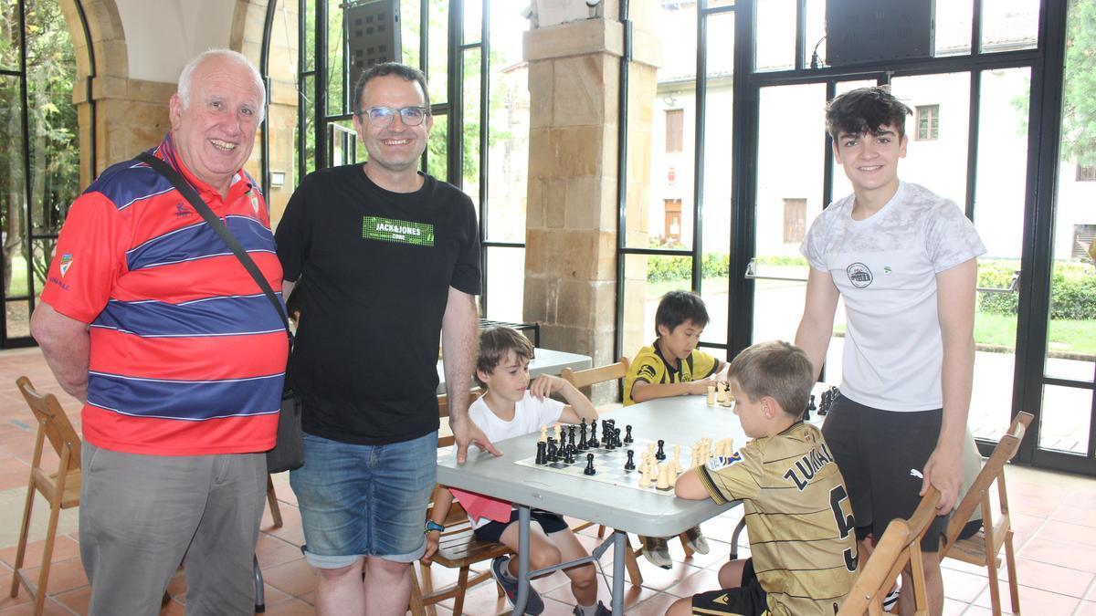 Anton Inza, Alberto y Markel Vesga, padre e hijo, antes del arranque de la clase que este pasado jueves se llevó a cabo dentro del programa de actividades de la Uda Kanpaina.